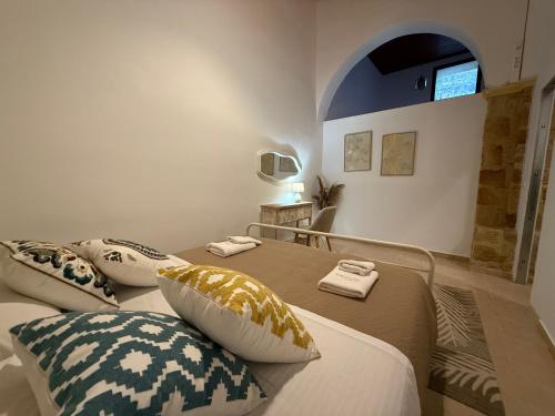 ロードス・タウンにあるEvdokia Old Town Hotelの枕が置かれたベッドが2つある寝室