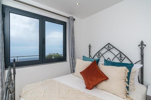 a bedroom with a bed and a window at Sunny Side I Free heated pool in Tábua