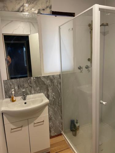 Ένα μπάνιο στο Budget Accommodation Entire house