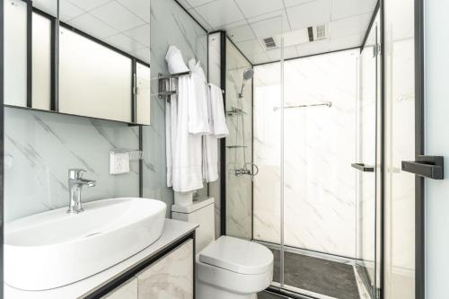 een badkamer met een wastafel, een toilet en een douche bij Bubble Glamping 2 King beds, we have a 12 units like this in Laguna del Higüero