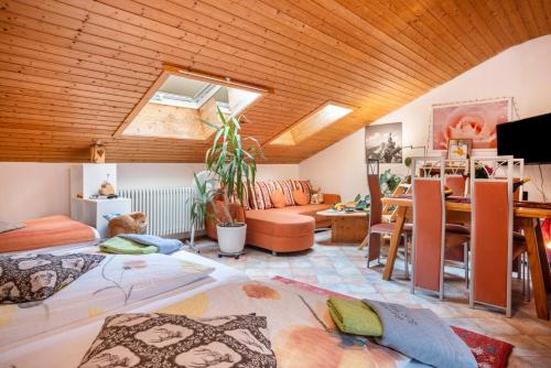 a living room with a bed and a dining room at Schaumann’s Hüs in Hub