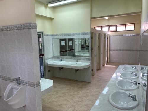 een badkamer met vier wastafels en een rij spiegels bij Agnes Haven in Ban Khlong Haeng