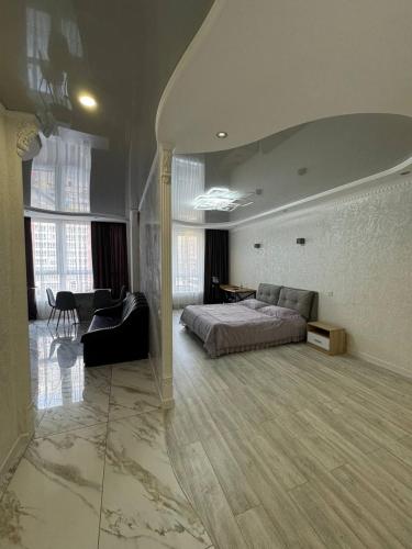 - une grande chambre avec un lit et une table dans l'établissement Квартира с евроремонтом, à Odessa