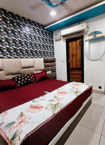 een slaapkamer met een bed met een bloemmotief bij Hotel Morning Star in Bathinda