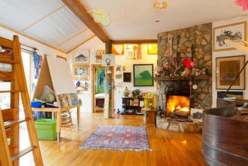 Posezení v ubytování Eclectic Riverfront Log Cabin and Artist Retreat for Groups in Castle Hayne, North Carolina