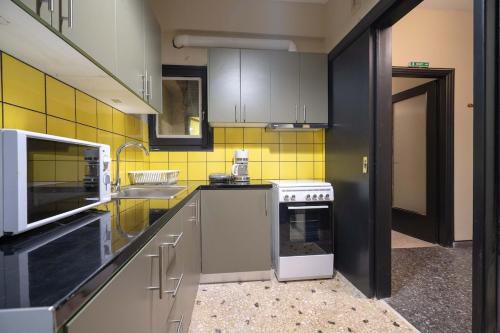 Warm 2BR Apt - Central Kypseli by ΜΡS