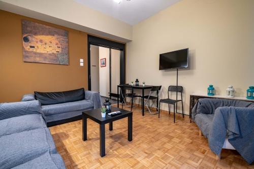 Warm 2BR Apt - Central Kypseli by ΜΡS