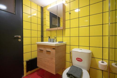 Warm 2BR Apt - Central Kypseli by ΜΡS