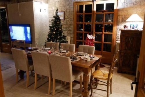 TV a/nebo společenská místnost v ubytování Sumptuous chalet with breathtaking mountain views