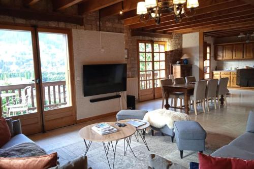 Кухня или мини-кухня в Sumptuous chalet with breathtaking mountain views
