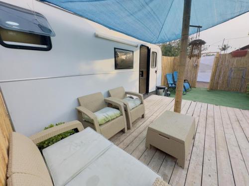 Posezení v ubytování הקרוואן במושב