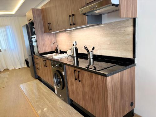 Η κουζίνα ή μικρή κουζίνα στο SOZA Stay