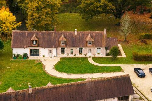 an aerial view of a large house with a driveway at Gîte du Dreuillet Charme & nature en Sologne in La Celle-sous-Gouzon
