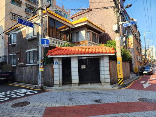 un edificio en la esquina de una calle de la ciudad en Slow, gaebong, en Seúl