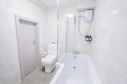 Koupelna v ubytování 2 Bedroom 2 Bathroom Luxury Apartment - Fast WiFi & Free Parking