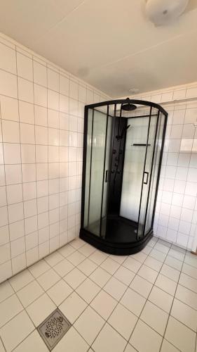 an empty room with a glass door in a bathroom at Rørvikjordet 12 flott hus ved utsikt in Drammen