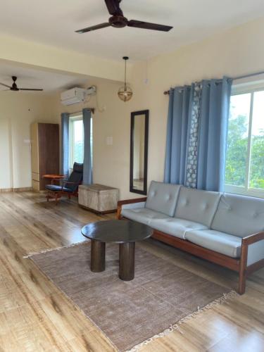 een woonkamer met een bank en een salontafel bij 360 Agonda in Agonda