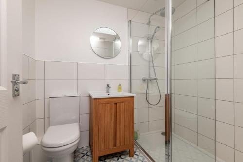 a bathroom with a toilet and a shower and a sink at Murray's Neuk in Anstruther