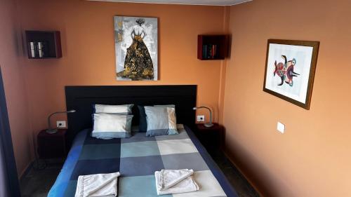 Postel nebo postele na pokoji v ubytování Cliffhanger spectacular view over North Coast