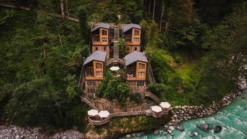 een luchtfoto van een huis naast een rivier bij Saffire Doğa Evleri in Güneyköy