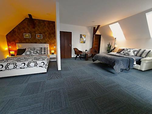 ハムル・ナ・イェゼジェにあるVilla Viktoriaの広いベッドルーム(ベッド2台、テーブル付)