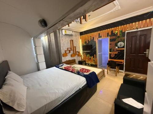 Giường trong phòng chung tại Rising Star Shortlet