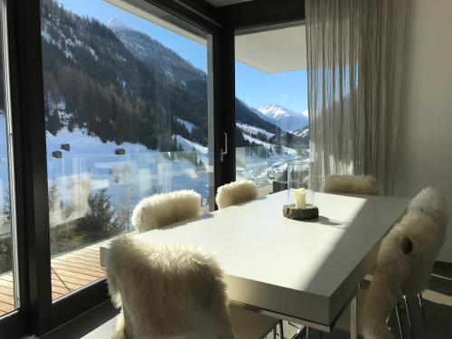 Luxurious 3 bed, 3 bath Apmt w Pool