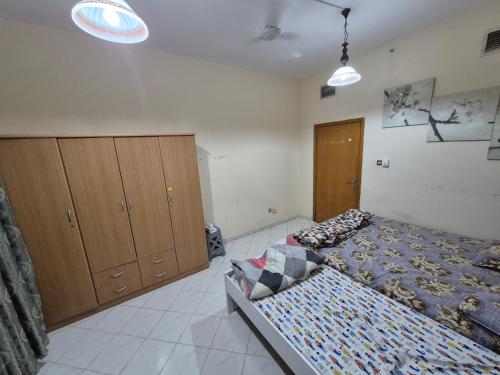 En eller flere senge i et værelse på Cozy 1 Private room with netflix