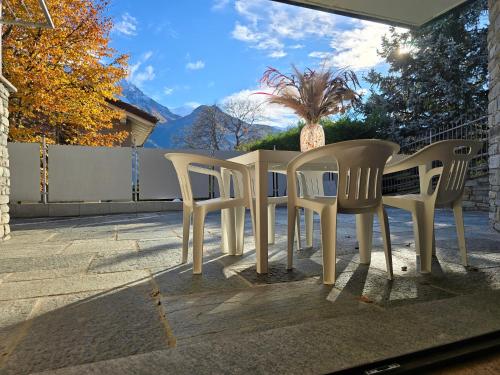 een witte tafel en stoelen op een patio bij Appartamento con Biliardo Privato Patio e Parcheggio Aosta in Aosta