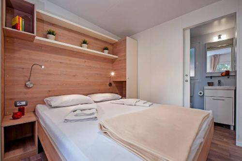 Postel nebo postele na pokoji v ubytování Eurocamp Mobile Homes at Campsite Porton Biondi