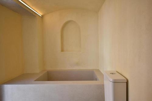 a bathroom with a bath tub and a toilet at Global Adriano luxury 1 in Seville