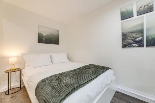 ein Schlafzimmer mit einem Bett und drei Bildern an der Wand in der Unterkunft 3 Mi to SoFi Stadium Cozy Studio with Patio! in Westmont