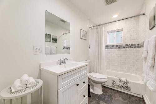 ein weißes Badezimmer mit Waschbecken und Toilette in der Unterkunft 3 Mi to SoFi Stadium Cozy Studio with Patio! in Westmont
