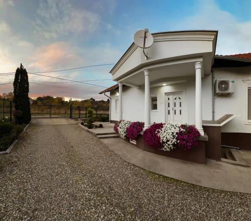 Το κτήριο όπου στεγάζεται  η βίλα