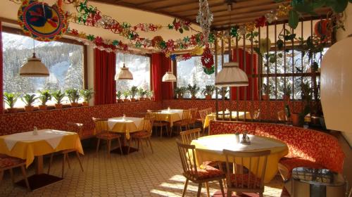 Un restaurante u otro lugar para comer en Gasthof Bergheimat