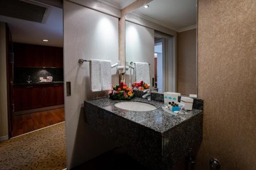 een badkamer met een wastafel en een spiegel bij Buyukhanli Park Hotel in Ankara