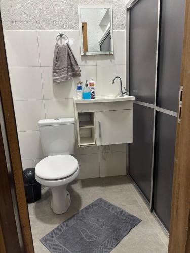 een kleine badkamer met toilet en wastafel bij Apartamento no Centro de Bandeirantes Ar, TV Smart, Ar Condicionado e Frigobar in Bandeirantes
