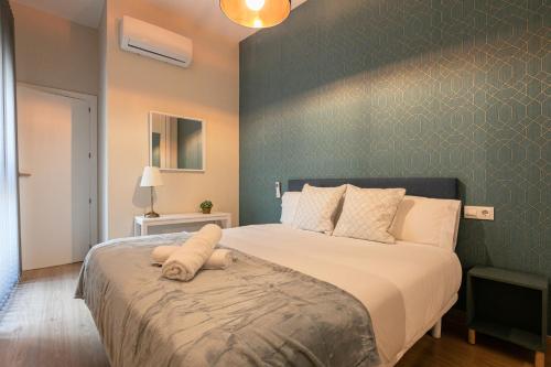 a bedroom with a large bed in a room at Fasquel Center in Seville