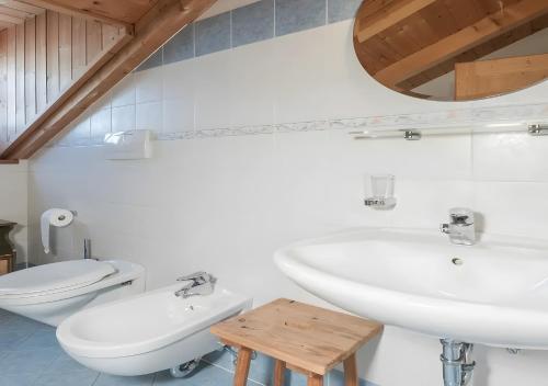 Un baño con dos lavabos y un inodoro. en Plazores, en San Vigilio Di Marebbe