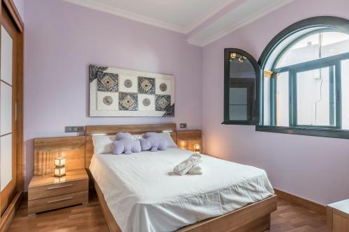 a bedroom with a bed with two stuffed animals on it at Belle Pop in Seville