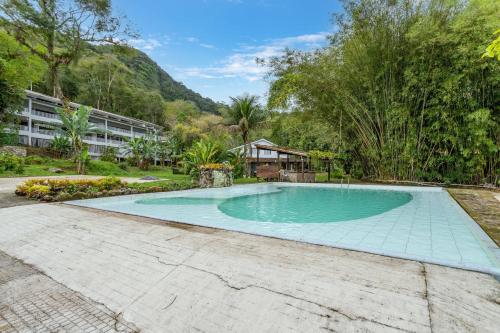 Bazén v ubytování Suites em Angra dos Reis nebo v jeho okolí