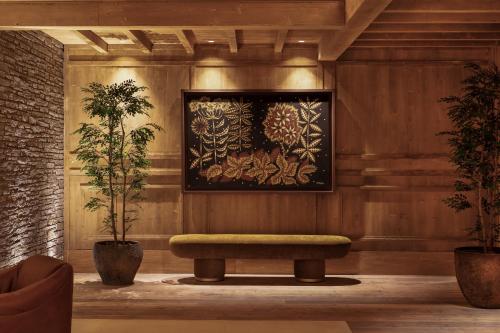 een lobby met een bank en een schilderij aan de muur bij MIM Baqueira Member of Melia Collection in Baqueira-Beret