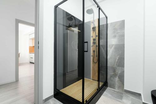 a glass elevator in a room with a hallway at Hori Residence - Confort și Stil în Băile Felix in Cordău