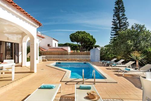 Spacious 4 bedroom villa, private pool, free air conditioning and wifi