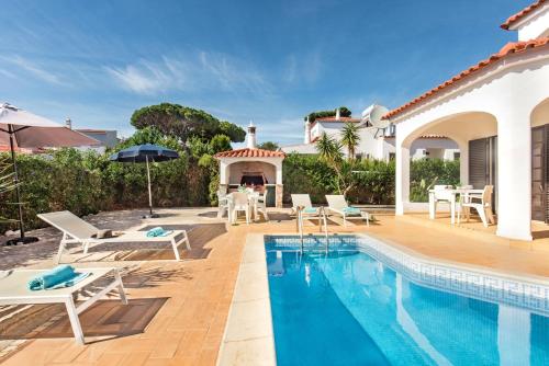 Spacious 4 bedroom villa, private pool, free air conditioning and wifi