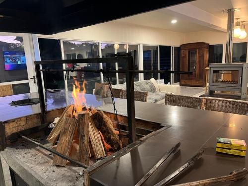 un focolare in un soggiorno con camino di Preciosa casa grande y céntrica en Santo Domingo a El Cerrillo