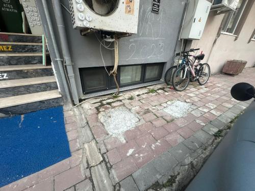 una bicicletta è parcheggiata accanto a un edificio di NR1 Pansiyon a Çanakkale