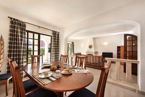 Spacious 4 bedroom villa, private pool, free air conditioning and wifi