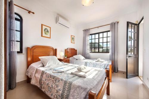 Spacious 4 bedroom villa, private pool, free air conditioning and wifi