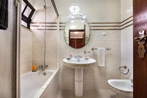Spacious 4 bedroom villa, private pool, free air conditioning and wifi